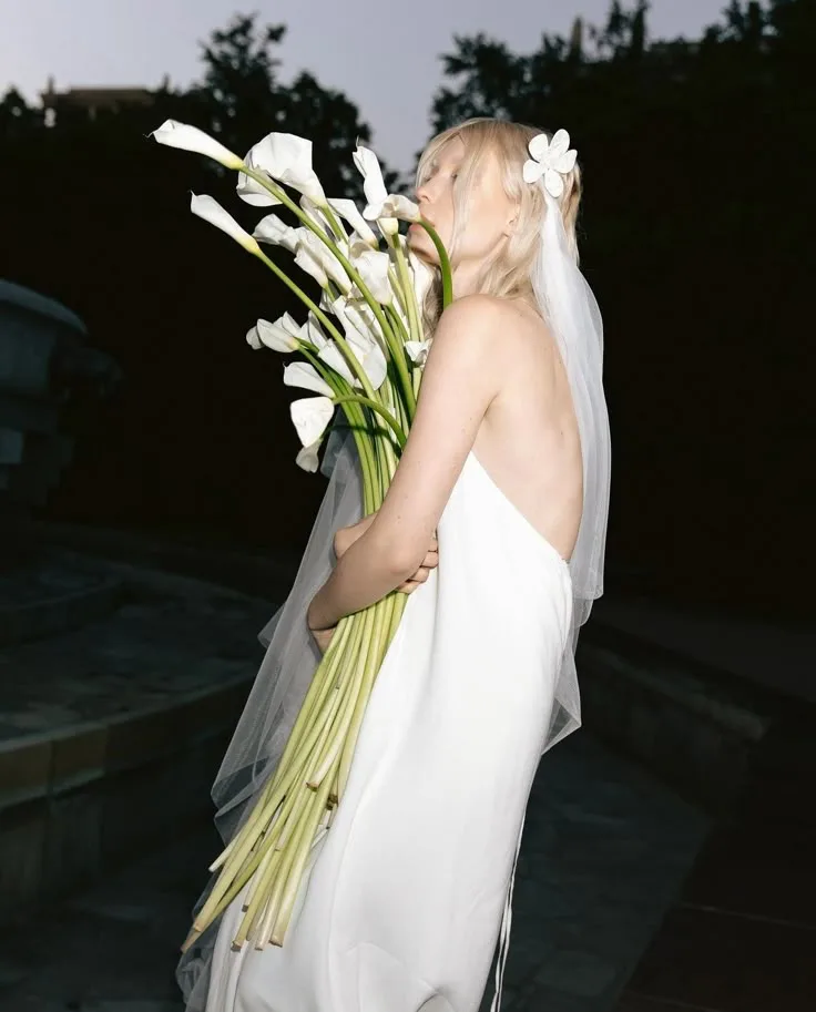 Luxury wedding fashion trends 2025 – vintage lace gown and tulle veil.